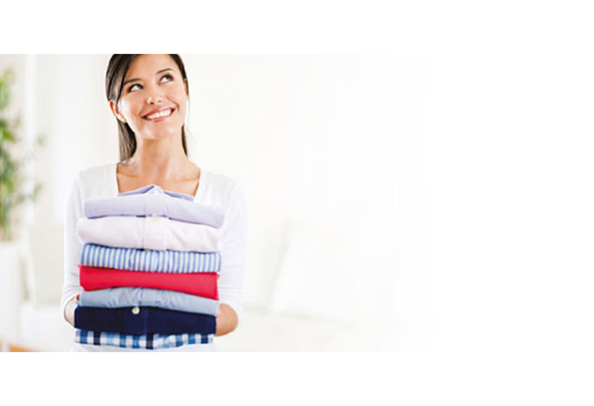 Απεικονίζεται γυναίκα με σιδερωμένα ρούχα.